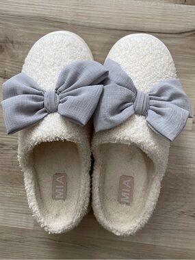 MIA Cream Bouclé Slip-On Slippers with Light Gray Bow